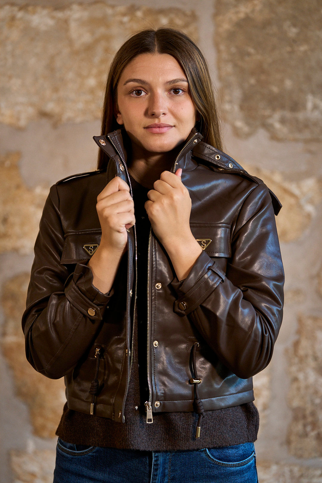 Chaqueta de polipiel con detalles dorados color marrón