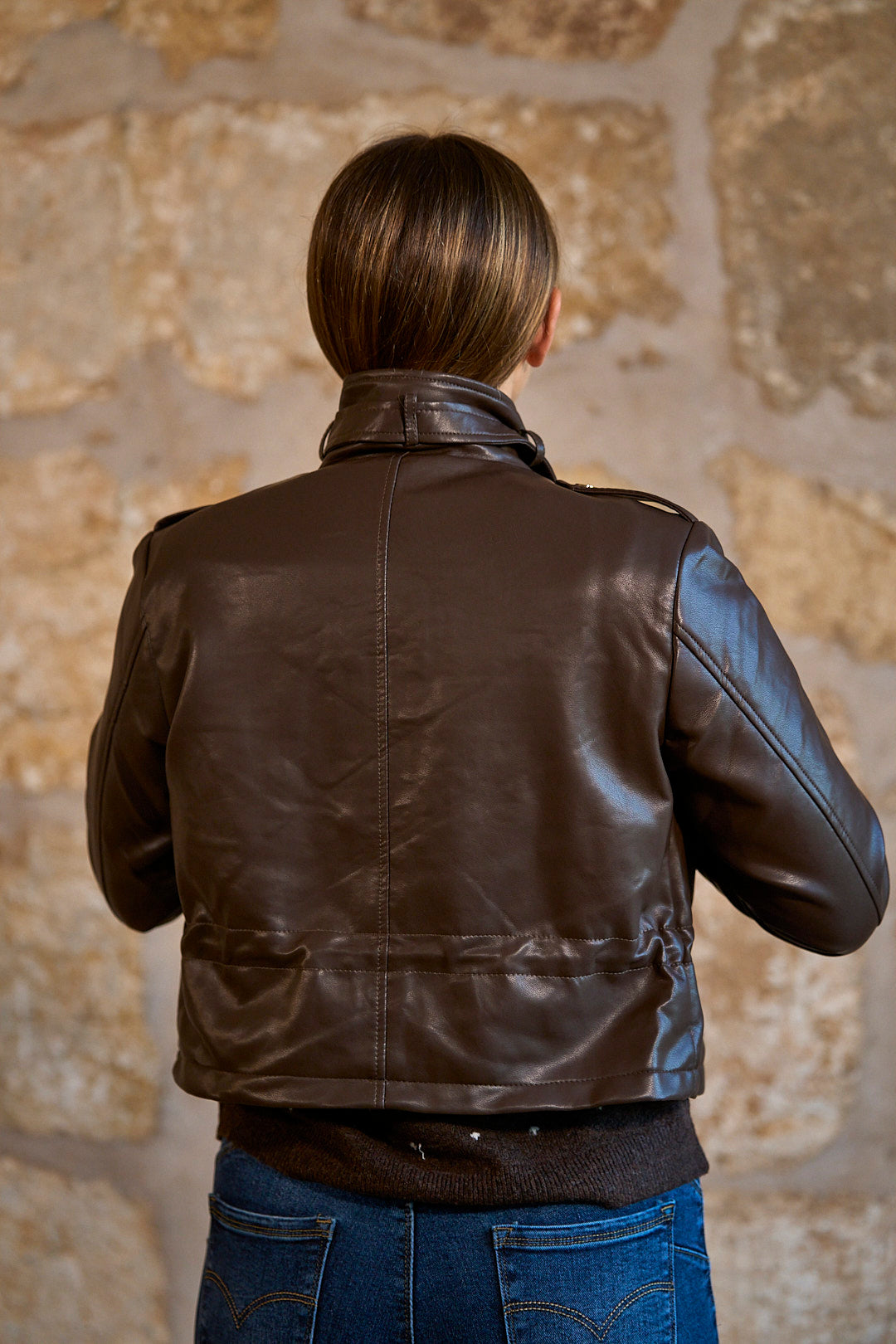 Chaqueta de polipiel con detalles dorados color marrón
