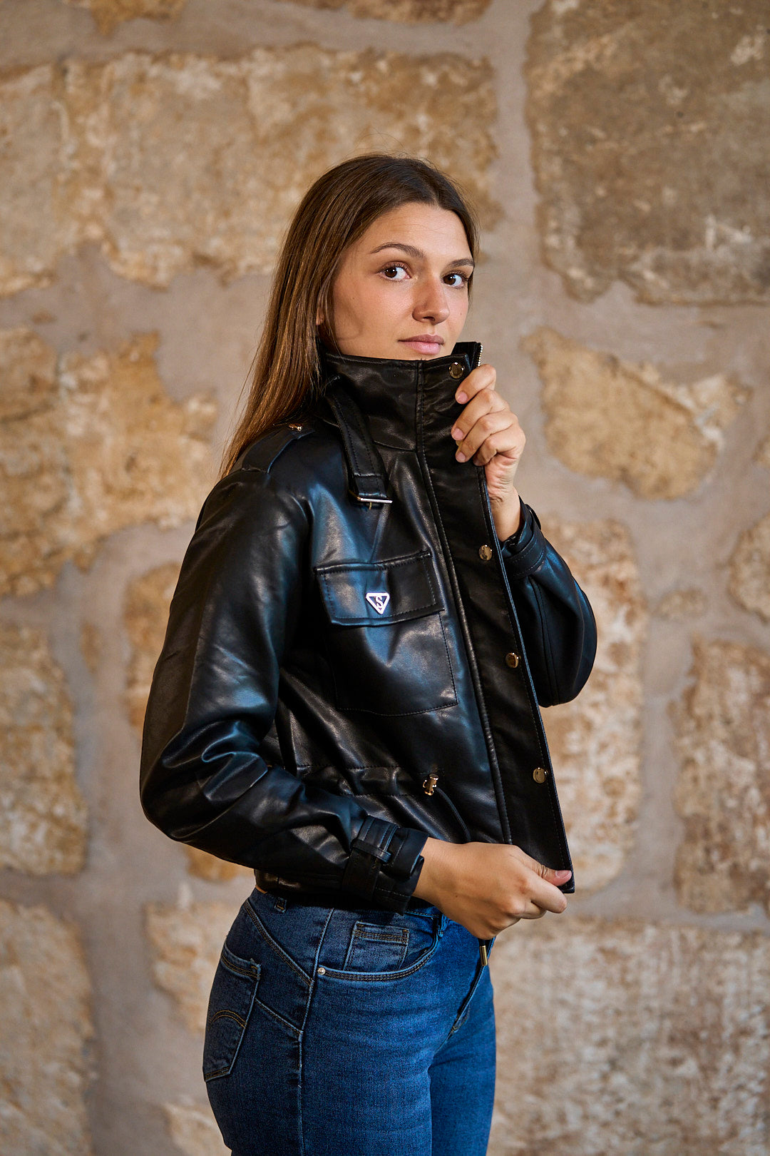 Chaqueta de polipiel con detalles dorados color negro