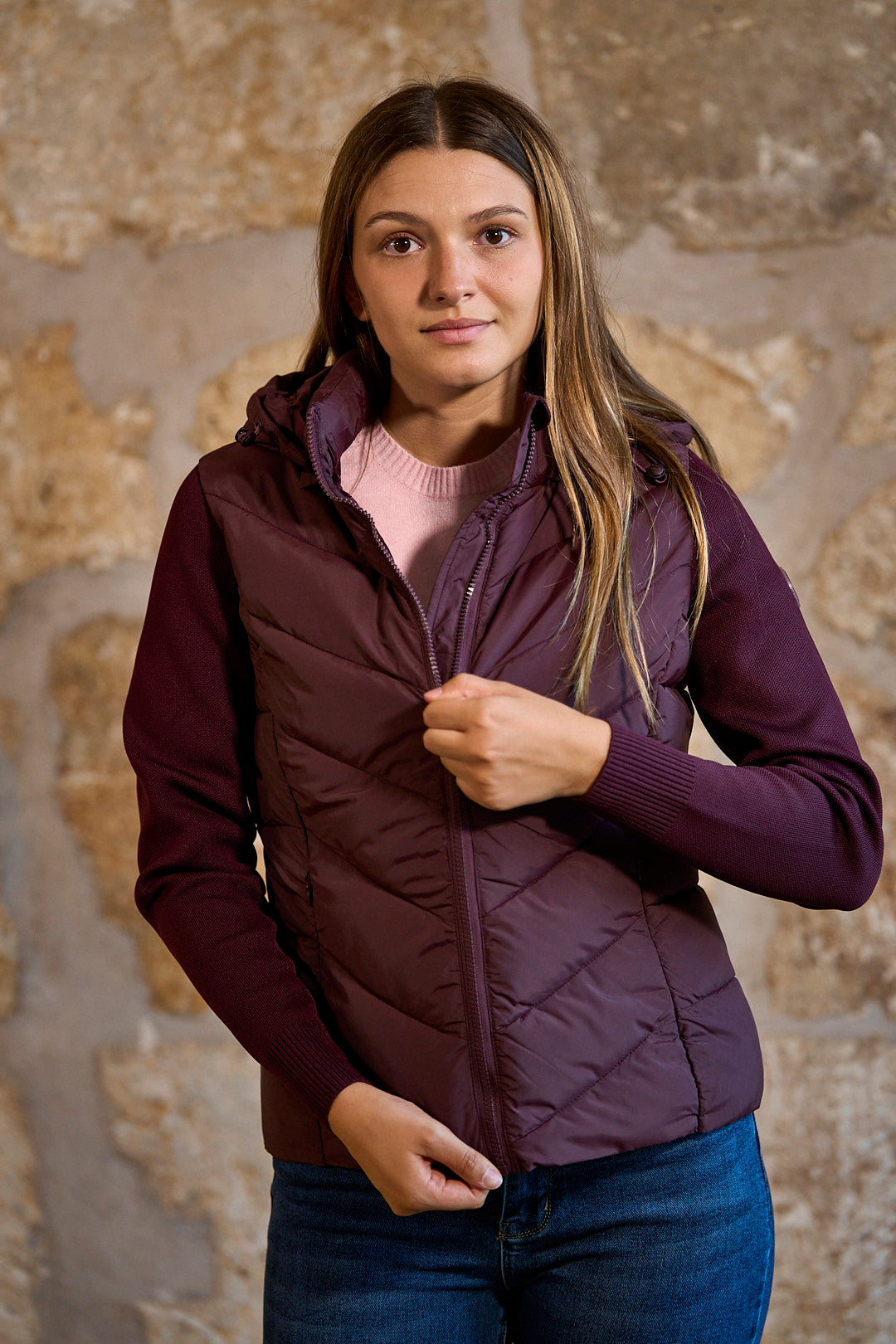 Chaqueta acolchada con mangas de punto y capucha en color granate