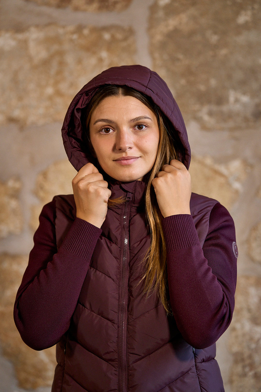 Chaqueta acolchada con mangas de punto y capucha en color granate