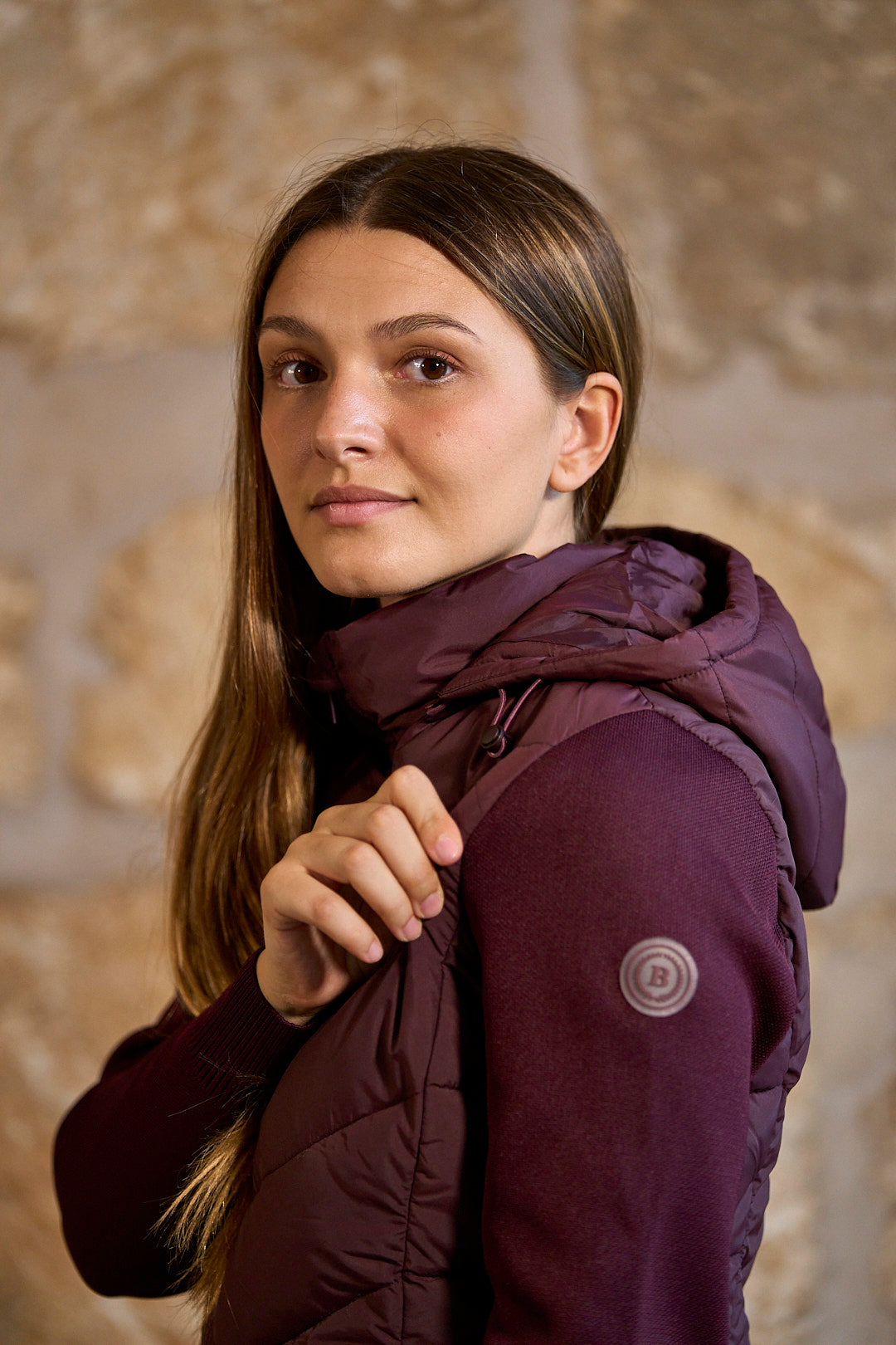 Chaqueta acolchada con mangas de punto y capucha en color granate