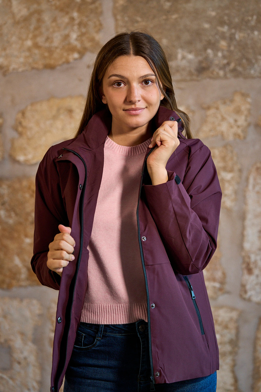 Chaqueta impermeable con capucha en color berenjena