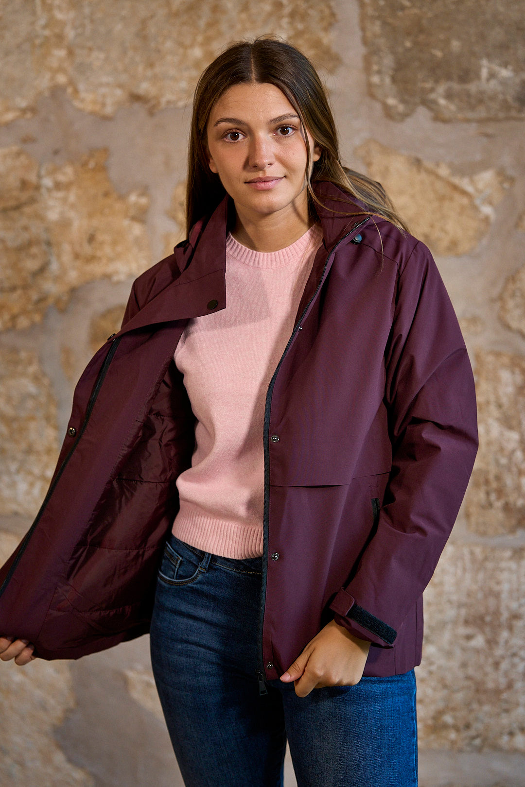 Chaqueta impermeable con capucha en color berenjena