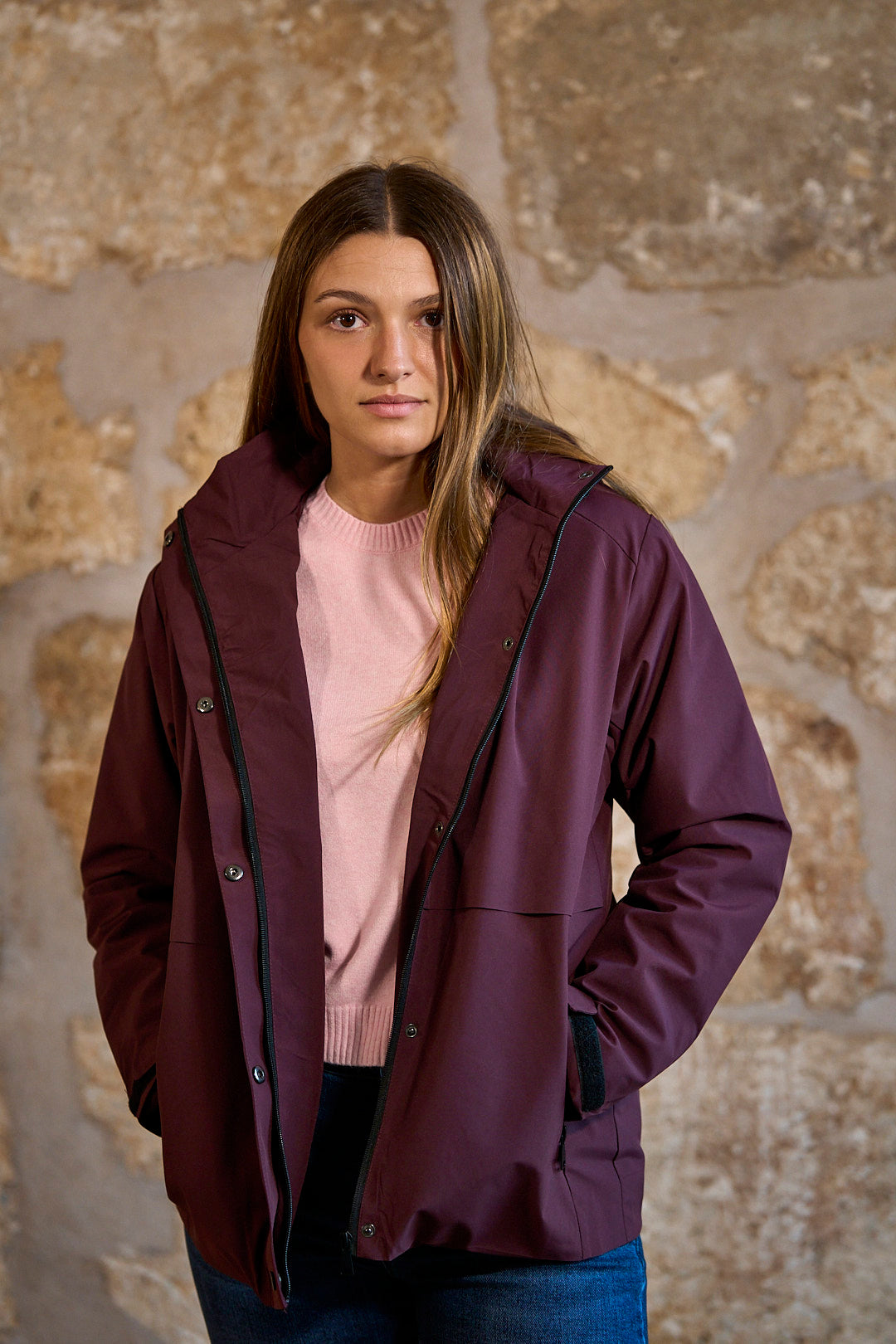 Chaqueta impermeable con capucha en color berenjena