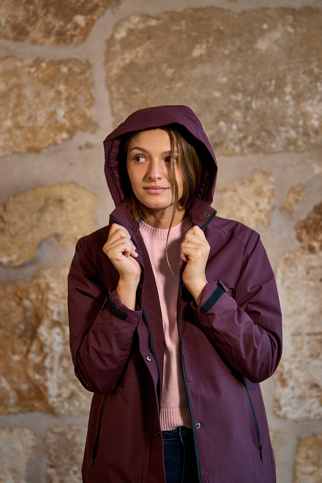 Chaqueta impermeable con capucha en color berenjena