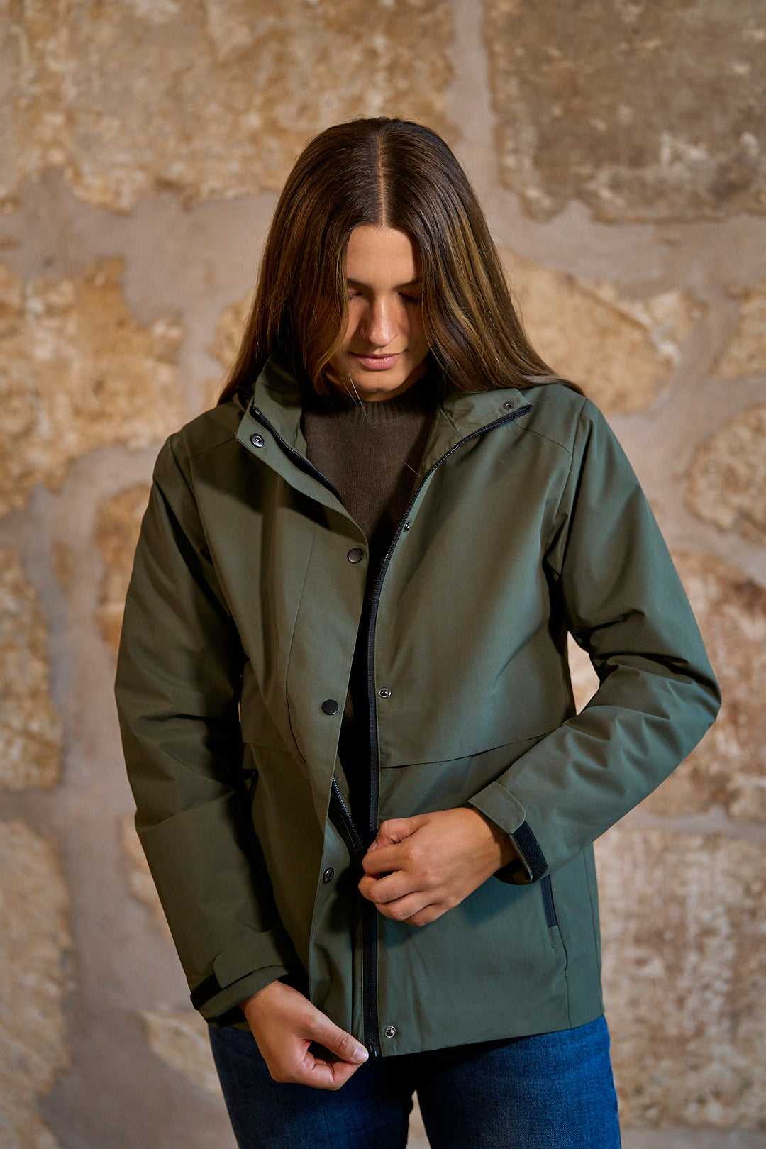 Chaqueta impermeable con capucha en color verde
