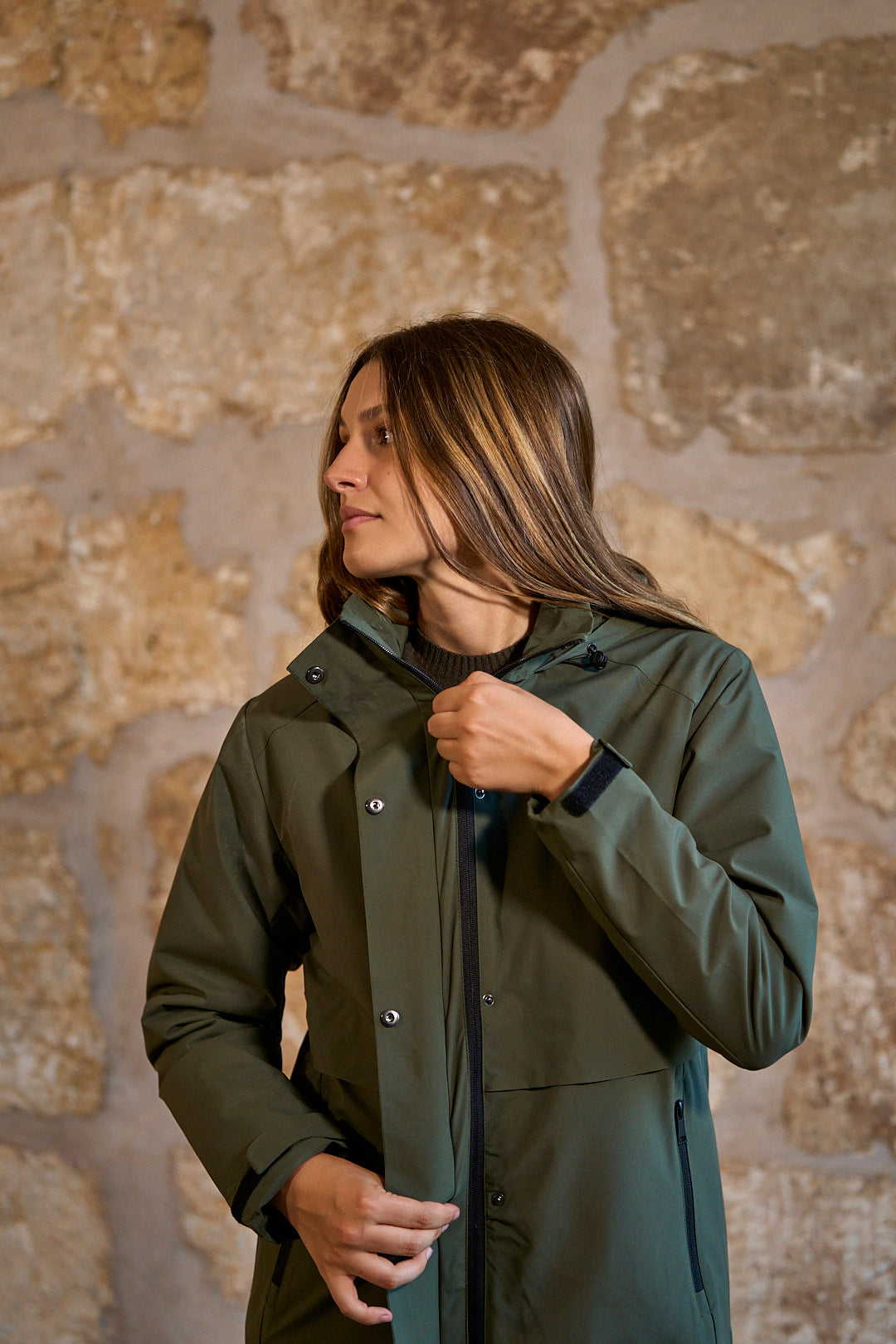Chaqueta impermeable con capucha en color verde