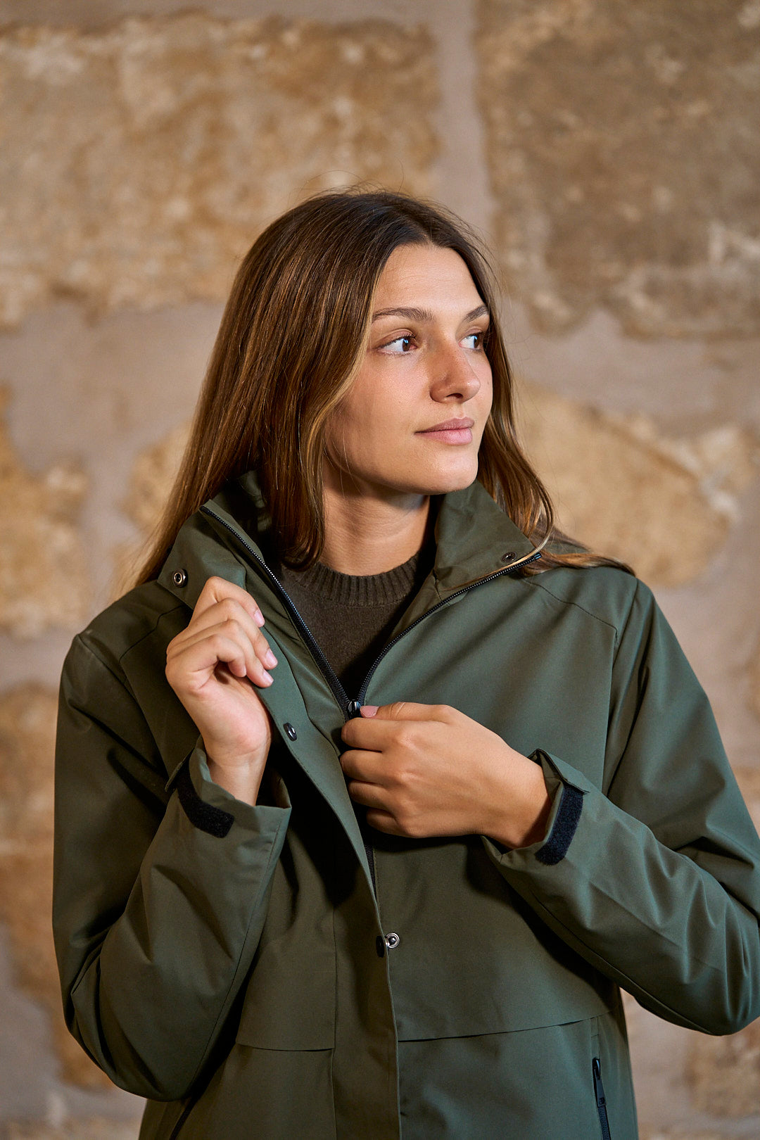 Chaqueta impermeable con capucha en color verde