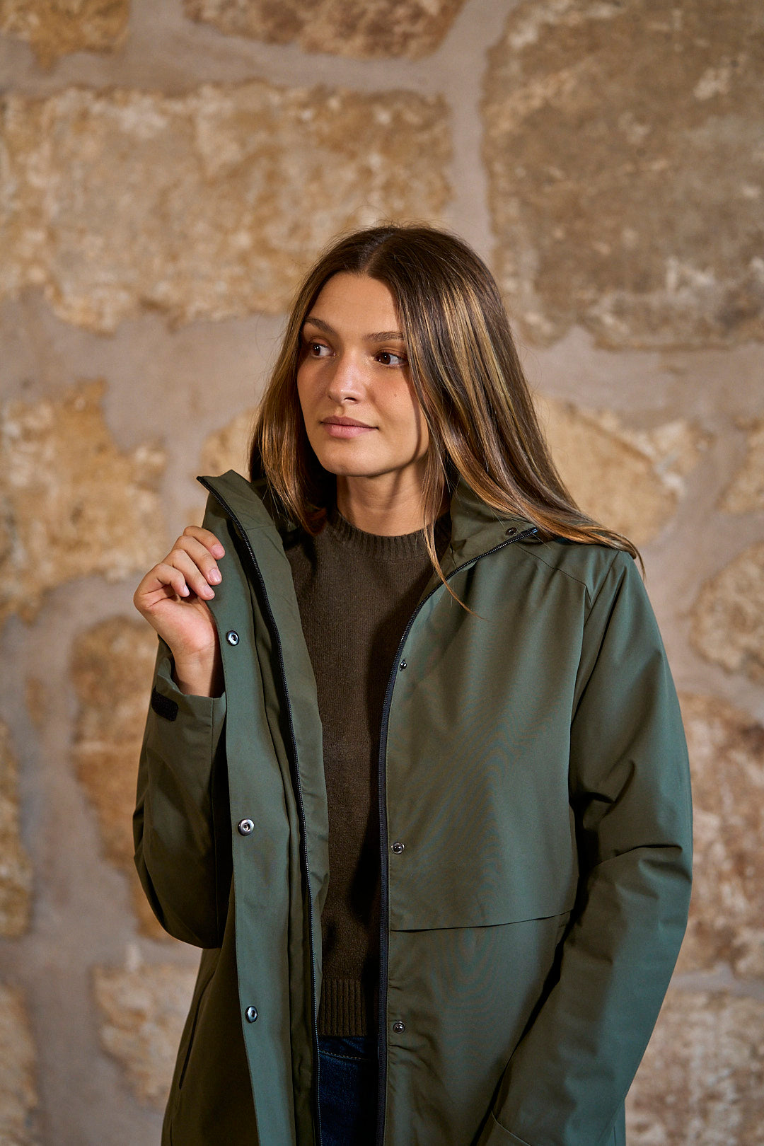 Chaqueta impermeable con capucha en color verde