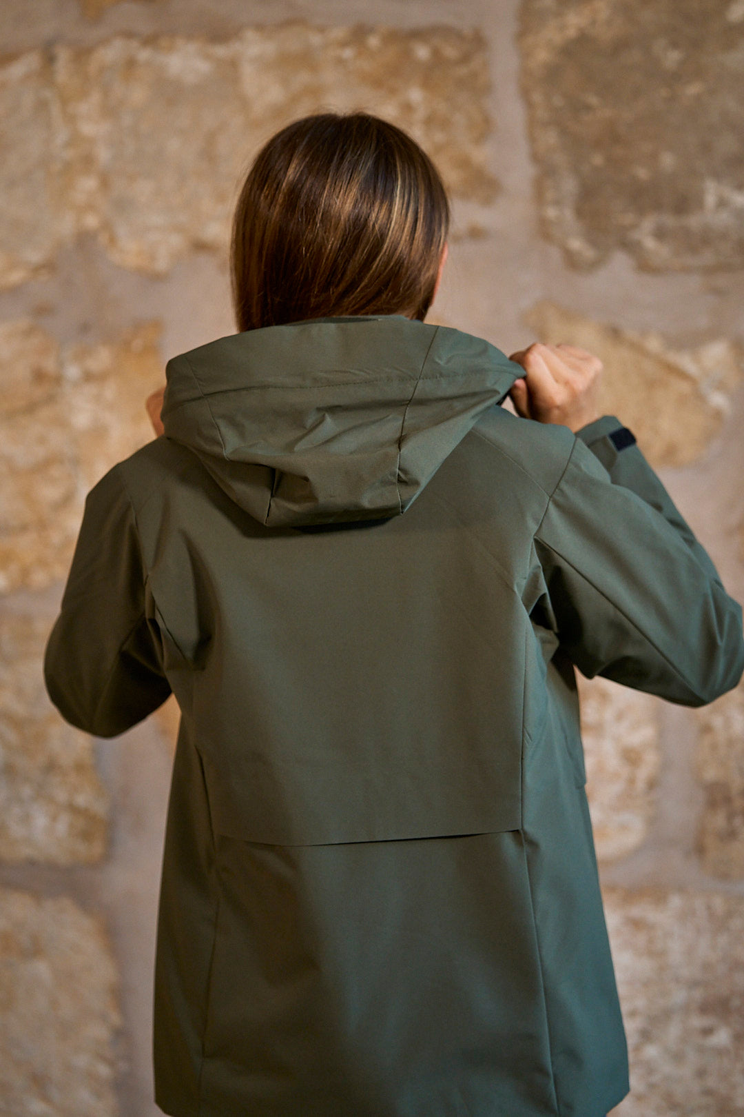 Chaqueta impermeable con capucha en color verde