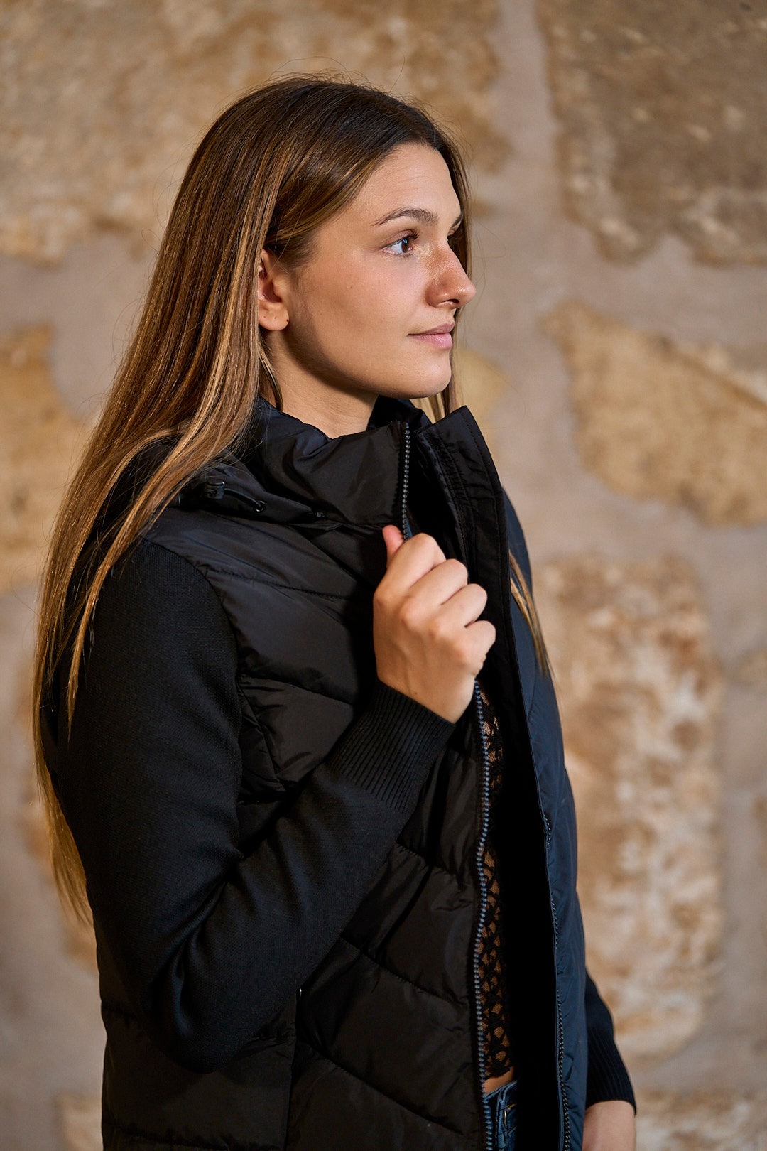Chaqueta acolchada con mangas de punto y capucha en color negro