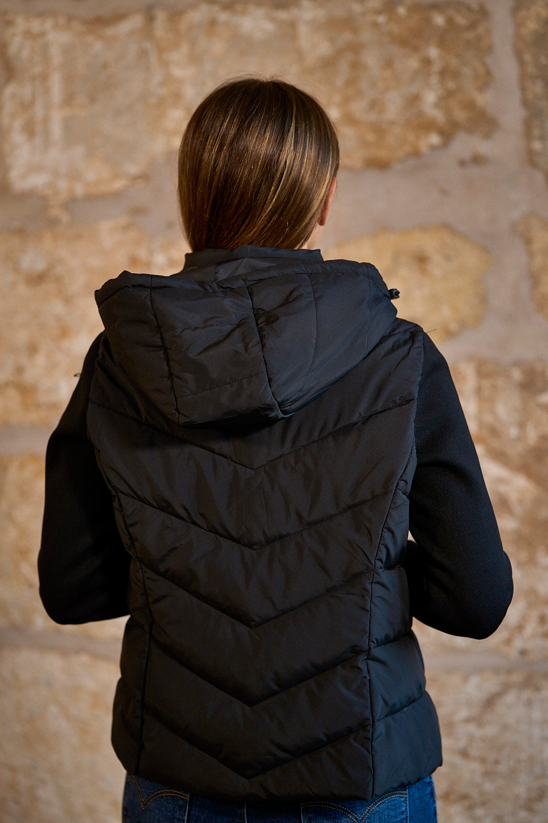 Chaqueta acolchada con mangas de punto y capucha en color negro