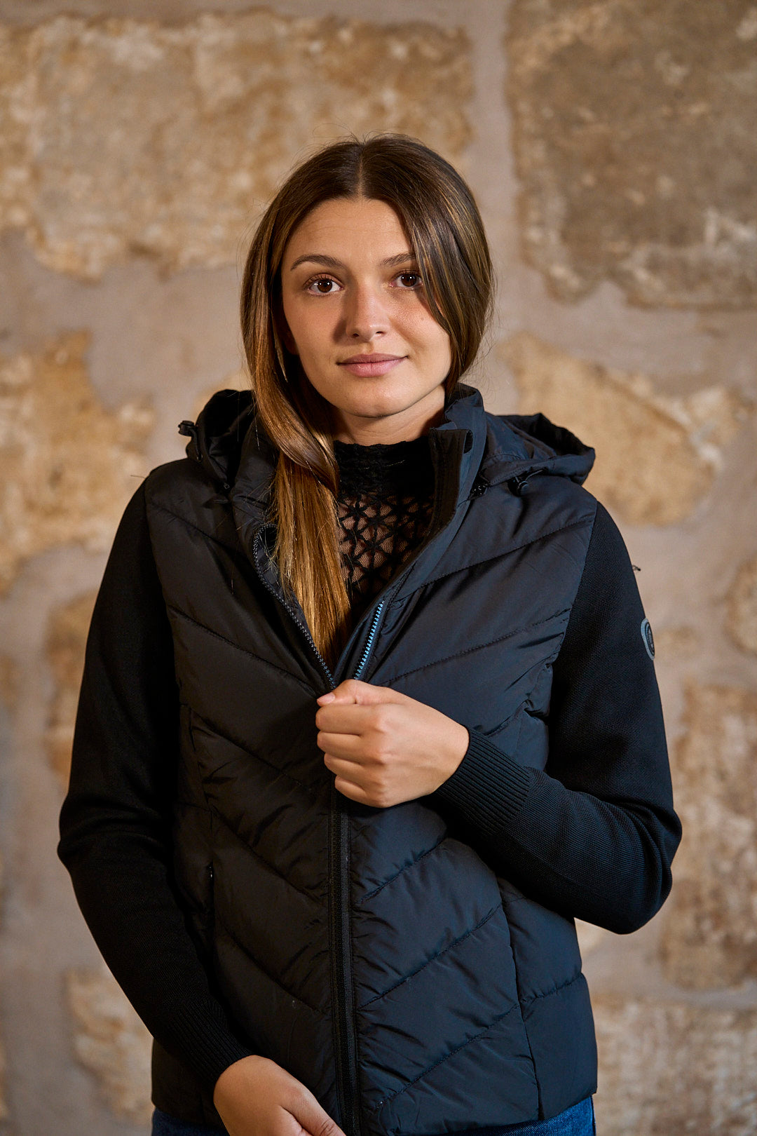 Chaqueta acolchada con mangas de punto y capucha en color negro