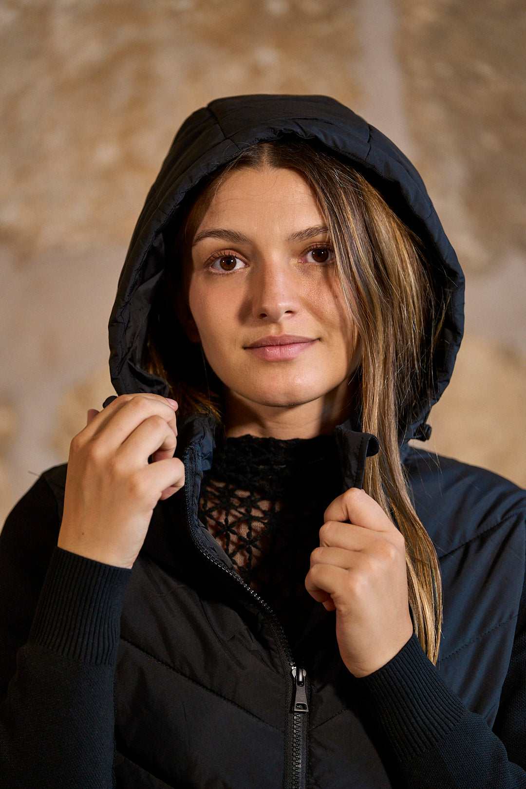Chaqueta acolchada con mangas de punto y capucha en color negro