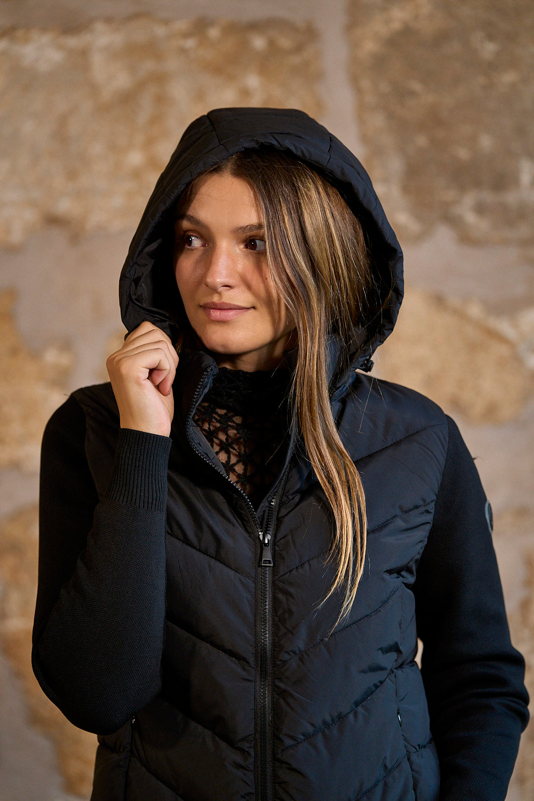 Chaqueta acolchada con mangas de punto y capucha en color negro