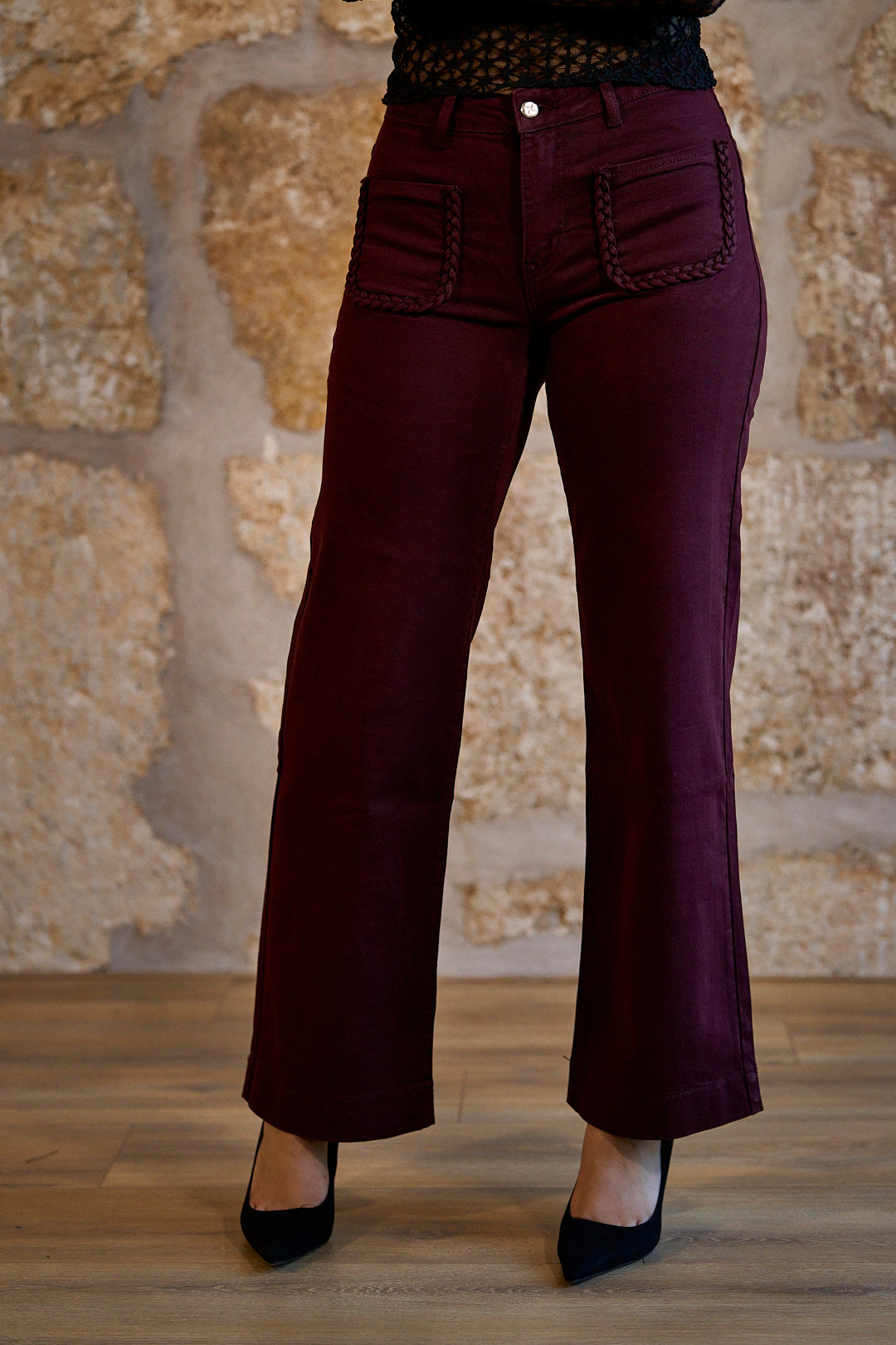 Pantalón burdeos de pierna ancha con bolsillos trenzados