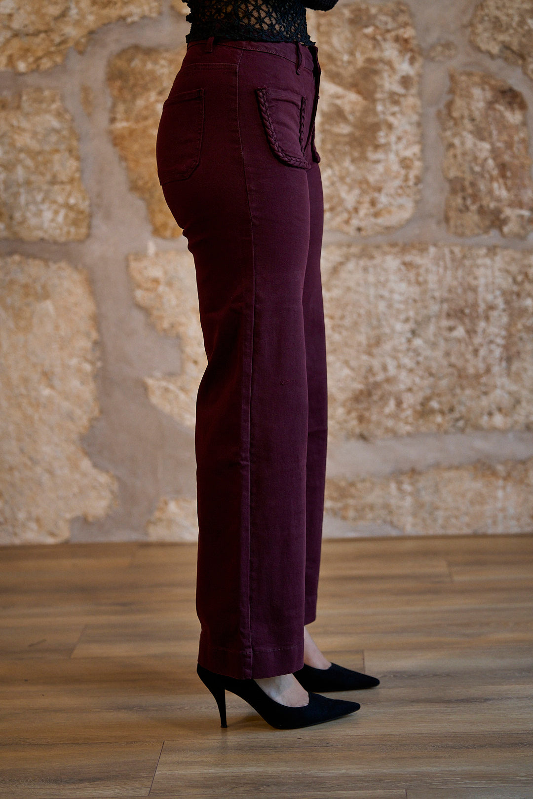 Pantalón burdeos de pierna ancha con bolsillos trenzados