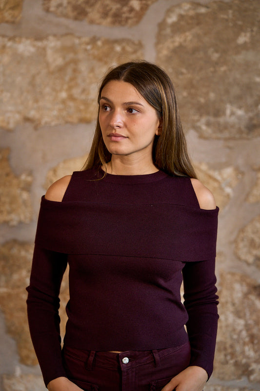 Top cut out de hombros en color berenjena