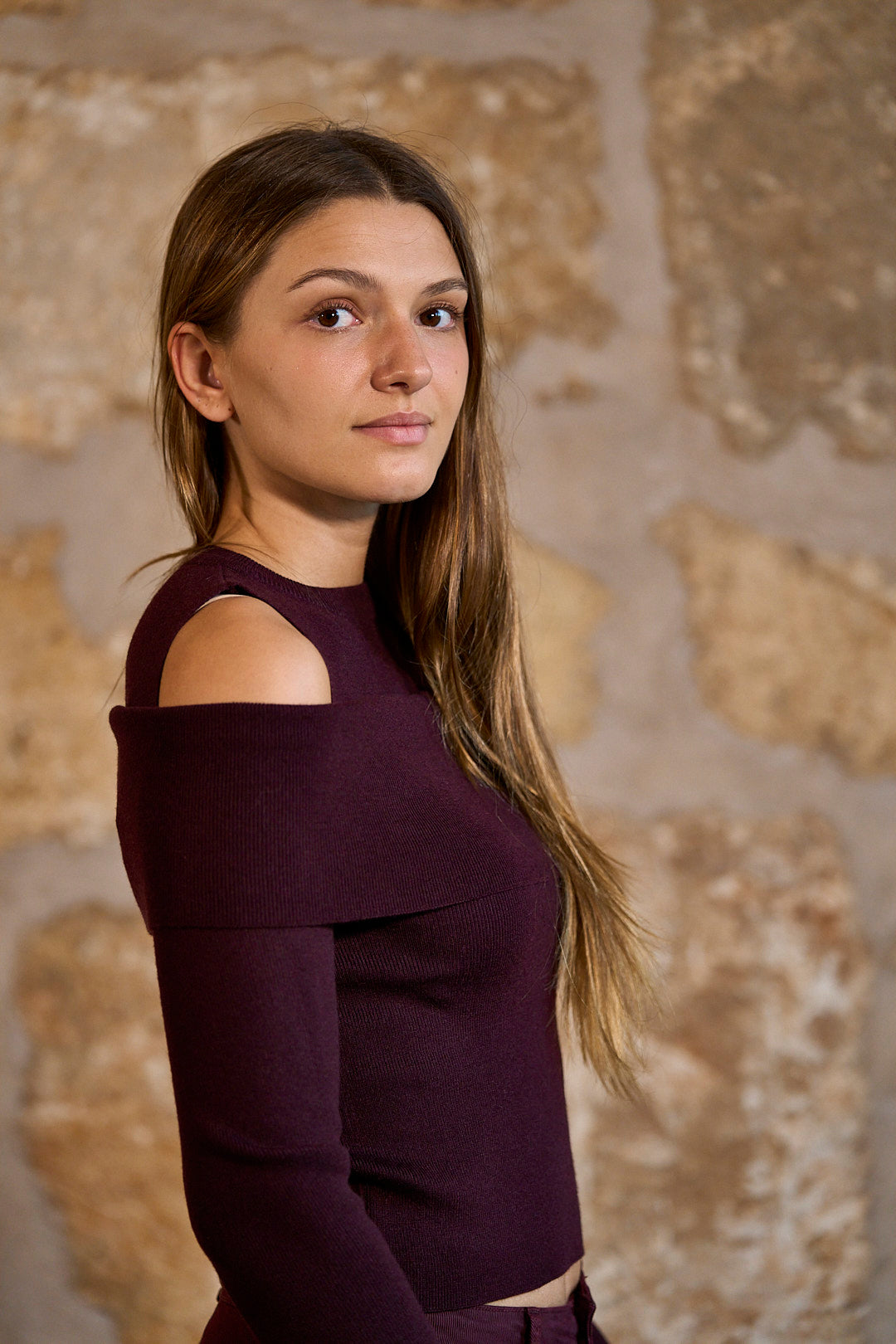 Top cut out de hombros en color berenjena
