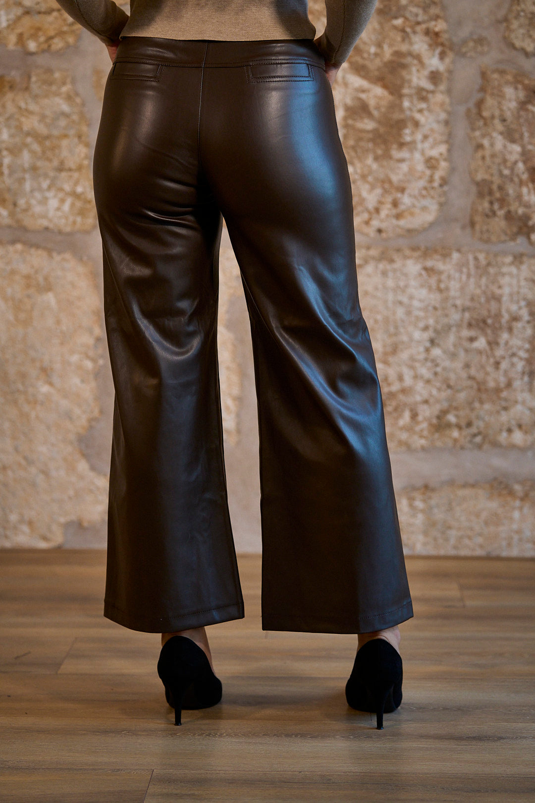 Pantalón efecto piel marrón de pierna ancha