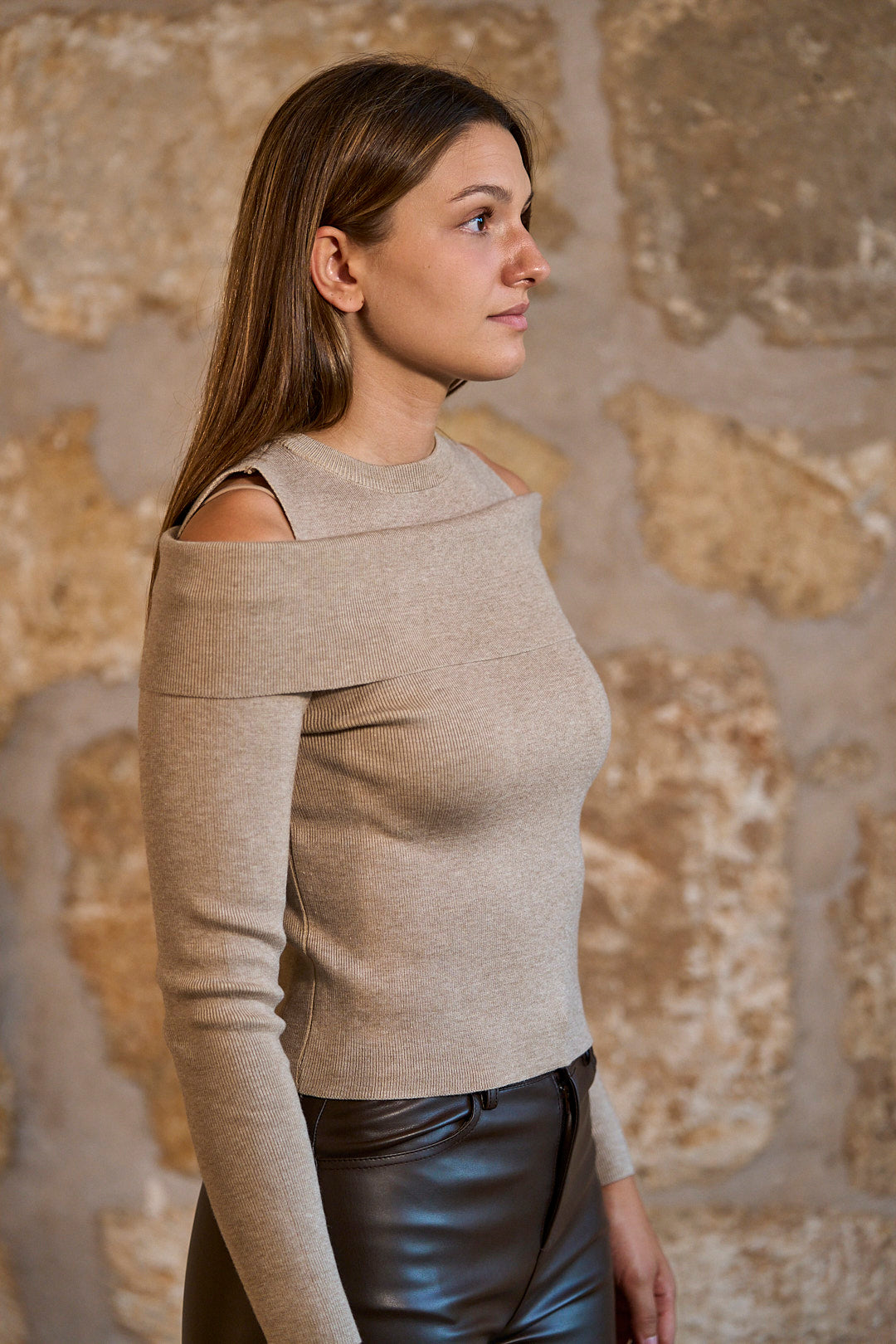 Top cut out de hombros en color beige