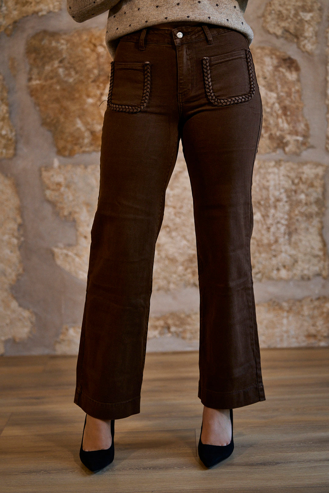 Pantalón marrón chocolate con bolsillos trenzados