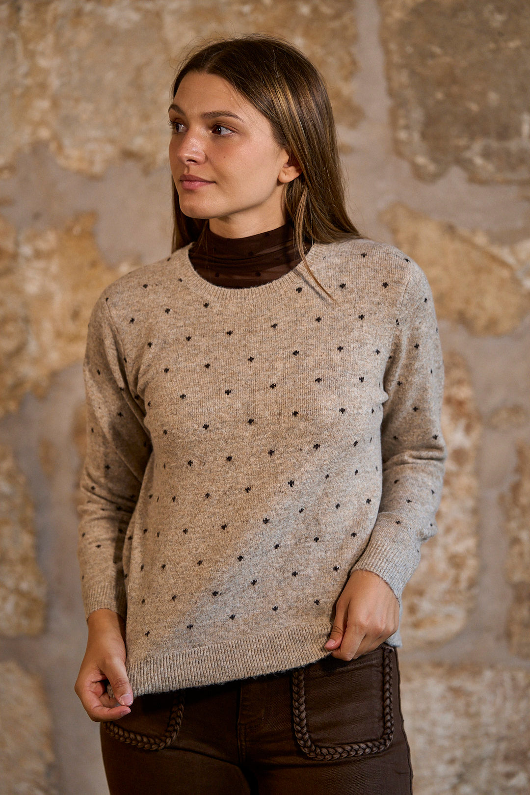 Jersey de punto con lunares en color topo