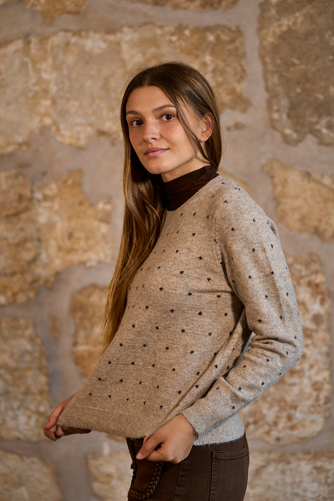 Jersey de punto con lunares en color topo