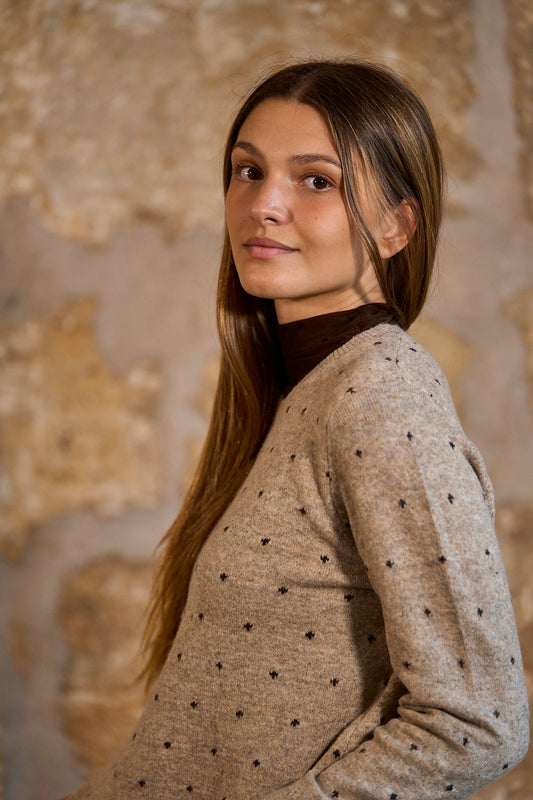 Jersey de punto con lunares en color topo