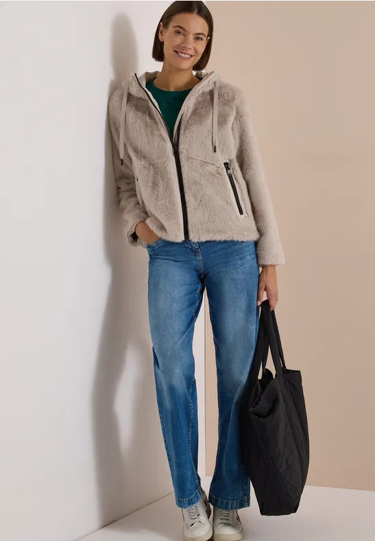 Chaqueta corta de pelo sintético con capucha