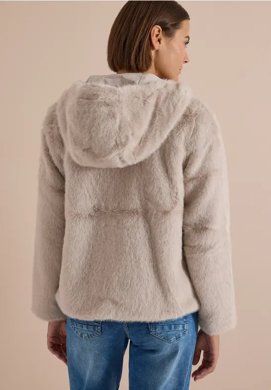 Chaqueta corta de pelo sintético con capucha