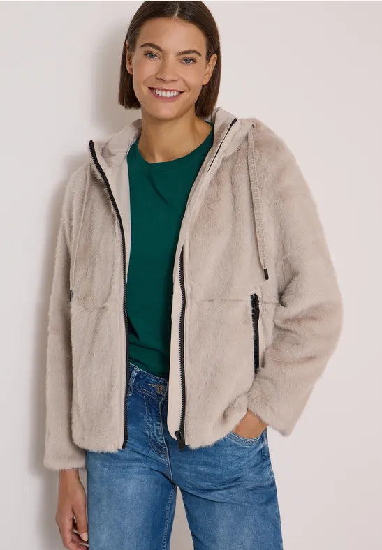 Chaqueta corta de pelo sintético con capucha