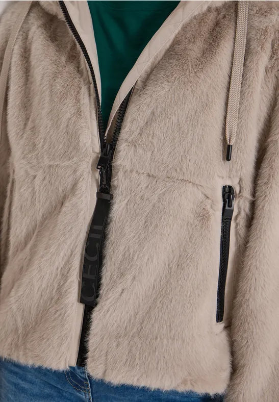 Chaqueta corta de pelo sintético con capucha