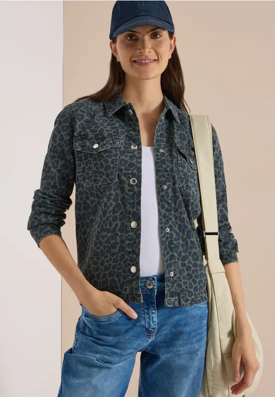 Sobrecamisa vaquera con estampado de leopardo