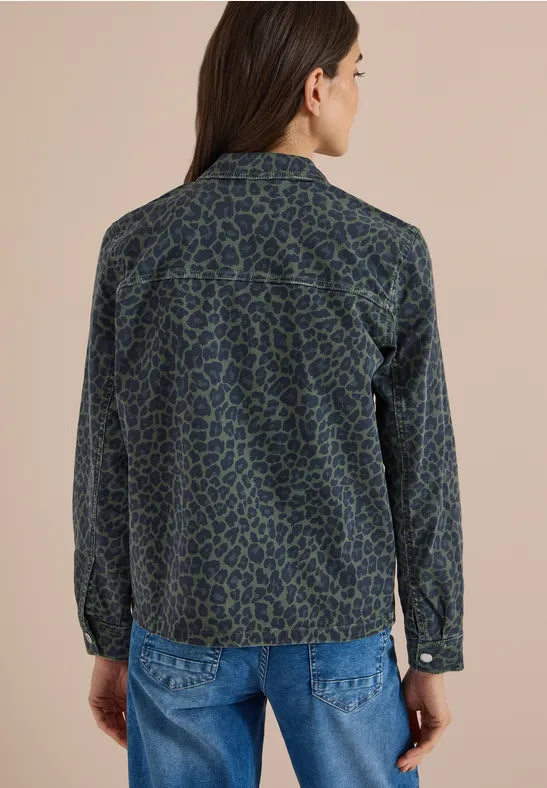 Sobrecamisa vaquera con estampado de leopardo