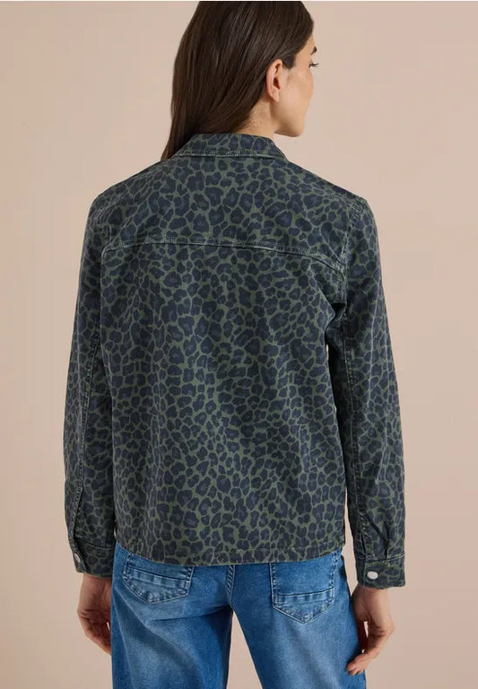 Sobrecamisa vaquera con estampado de leopardo
