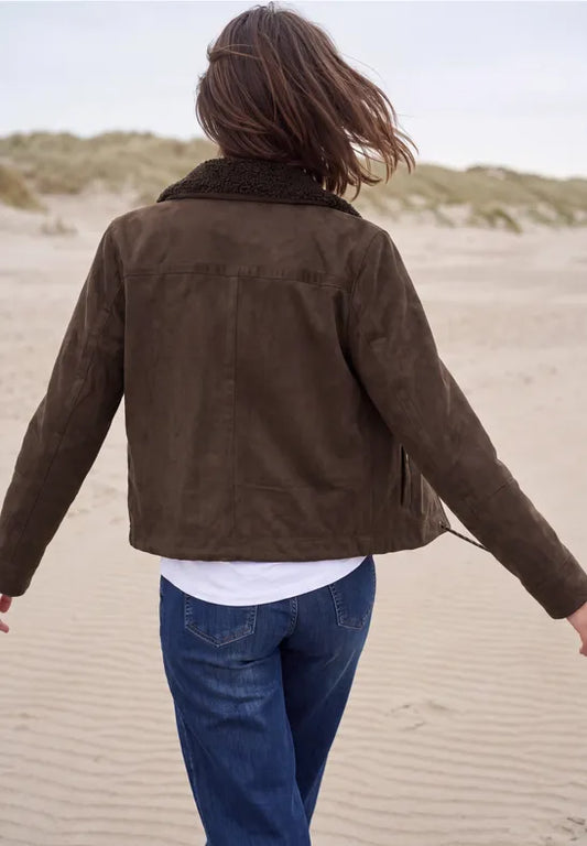 Chaqueta de terciopelo marrón con cuello de borreguito