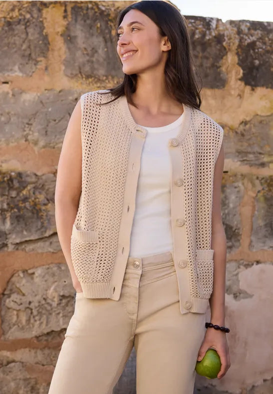 Chaleco de crochet abotonado en color beige