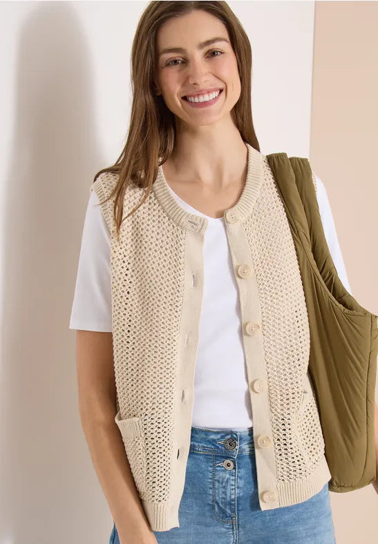 Chaleco de crochet abotonado en color beige