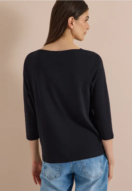 Camiseta básica de algodón con cuello barco en color negro