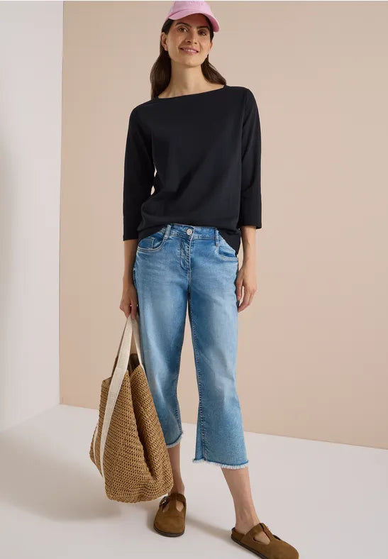 Camiseta básica de algodón con cuello barco en color negro