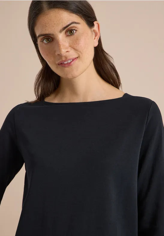 Camiseta básica de algodón con cuello barco en color negro