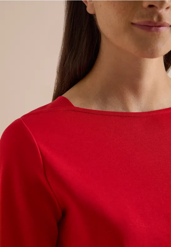 Camiseta básica de algodón con cuello barco en color rojo
