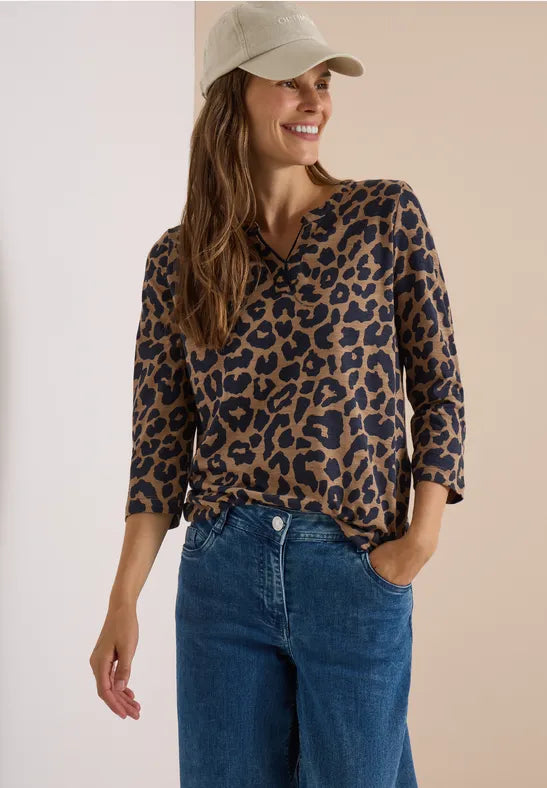 Camisa de manga tres cuartos con escote en V y estampado de leopardo