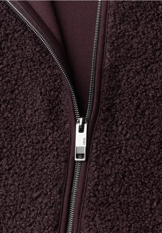 Chaqueta de borreguito con capucha y cremallera en color berenjena