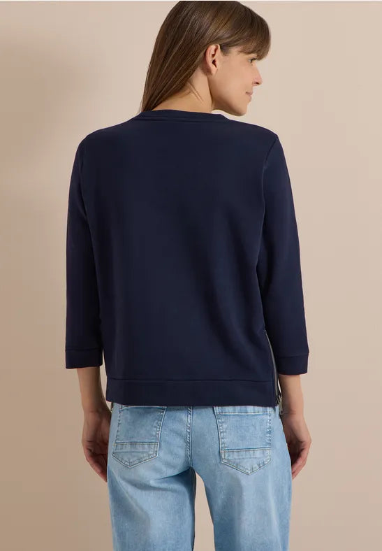 Camiseta azul marino con mensaje y cremalleras laterales