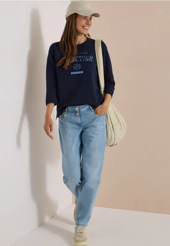 Camiseta azul marino con mensaje y cremalleras laterales
