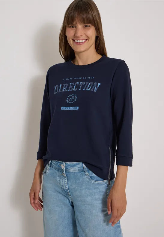 Camiseta azul marino con mensaje y cremalleras laterales
