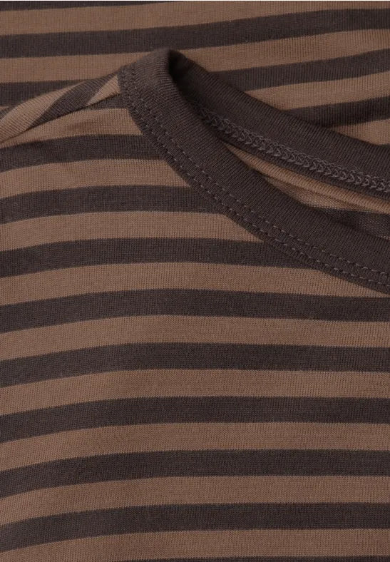 Camiseta de manga larga con escote barco y rayas en color marrón